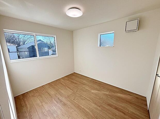 【リビング以外の居室】2面採光を確保した明るい室内は、風通しも良く、大変居心地の良い空間となっております。爽やかな風を感じて起きる朝は、快適生活の始まりに！