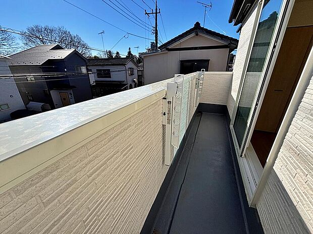 【バルコニー】太陽に愛された邸は、陽当り・通風に優れた魅力的かつ快適さを追求した邸宅でした。ここに住むからこそ意味がある。そんな充足感を感じながら、毎日をお過ごし頂けるお家がこちらです♪