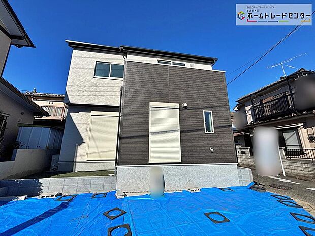 【現地外観写真】2台を駐車できるゆとりあるカースペース。お車から玄関までの距離が近いのでたくさんお買い物をした日も大丈夫♪雨の日も最小限の被害ですみます。