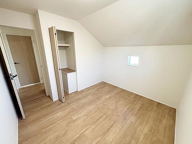 【リビング以外の居室】居室に完備の収納は、お部屋を広々使うことが出来る優れもの！大切な思い出の品や、「今は使わない」季節ものを大切に保管♪スッキリ綺麗なお部屋で、趣味の時間も更に充実♪