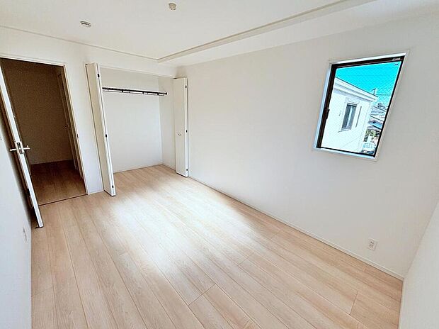 【リビング以外の居室】居室にはクローゼットを完備し、自由度の高い家具の配置が叶うシンプルな空間です。お子様の成長と共に必要になる子供部屋にぴったりの間取りですね。