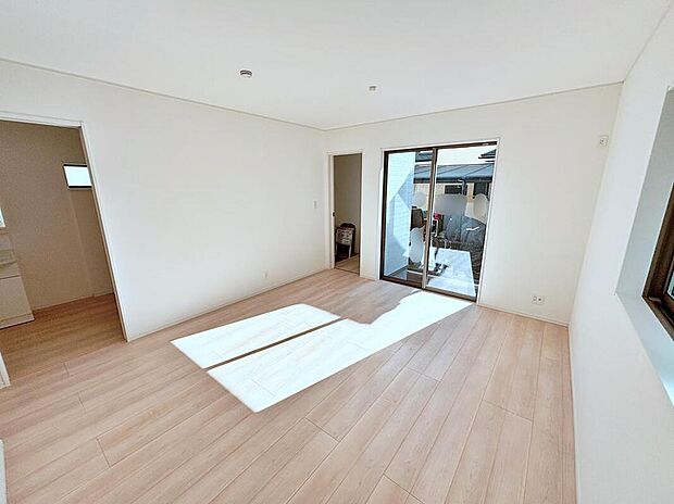 【リビング】窓から陽光が降り注ぐリビング・ダイニング・キッチン。家族が集うにふさわしい、ゆとりある空間です♪