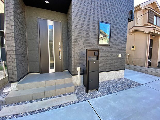 【現地外観写真】☆洗練されたデザインのお洒落なお住まいです。カースペースも2台分ございます(※車種による)!通勤で車をお使いの方にも大変オススメ◎