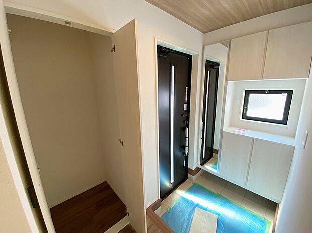 【玄関】☆街に溶け合う美しい景観を生みだせるシンプルシックでおしゃれな外観と住み心地を考え貫いた設計！「ゆとりある落ち着いた暮らし」を叶えます♪