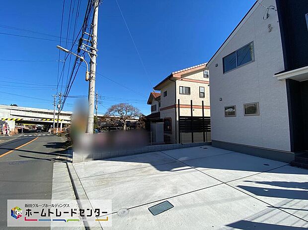 【前面道路含む現地写真】☆嬉しいコンクリート仕上げのカースペース。雨の日も足元を気にせず外出できます。カースペースは2台分ございますので、家族分の自転車を駐輪したり、来客用の駐車スペースとしてもお使いいただけます。