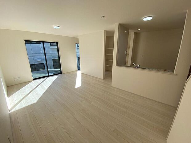 【リビング】窓から陽光が降り注ぐリビング・ダイニング・キッチン。家族が集うにふさわしい、ゆとりある空間です♪