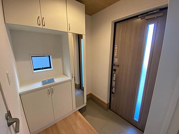 【玄関】上質感漂う玄関。居住者の帰り、訪れる方を優しく迎える・安らぎに満ちた生活空間を予感させる。健やかな暮らしを楽しめそう。
