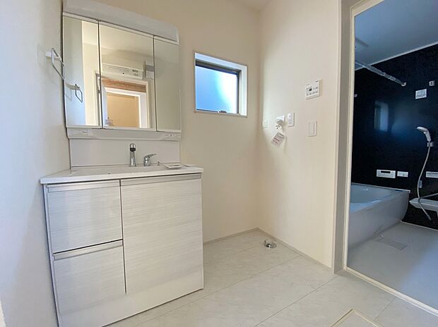 【☆Powder Room☆ 】☆Powder Room☆
収納スペースもバッチリなこちらの洗面化粧台。忙しい朝の時間にお役立ち！化粧品やヘアケア用品など細かな物もしっかり収納しておけるから「あれ？アレどこだっけ？」がなくなること間