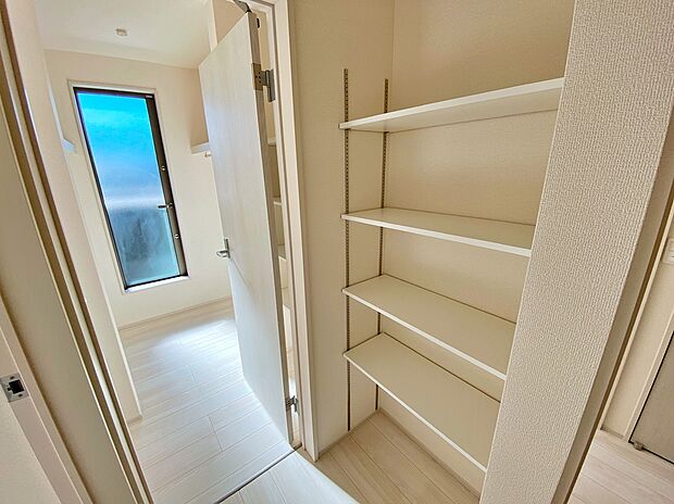 【☆Room☆ 】☆Room☆
居室にはクローゼットを完備し、自由度の高い家具の配置が叶うシンプルな空間です。お子様の成長と共に必要になる子供部屋にぴったりの間取りですね。