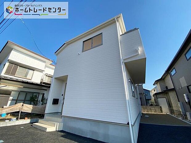 【現地外観写真】統一感のあるデザインは、日々の生活に安らぎと安心を与え、暮らしのステージを彩り、心にゆとりと満足感を与えてくれます。永住志向の住まいとして行き着いた新築戸建という提案。