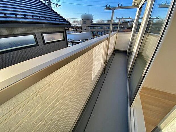 【 バルコニー】ご家族全員分の洗濯物を干すことが出来る「ワイドバルコニー」♪バルコニーは、洗濯物や布団を干すだけでなく、暖かな陽射しや爽やかな風を存分に取り込み、お部屋に解放感をもたらします☆