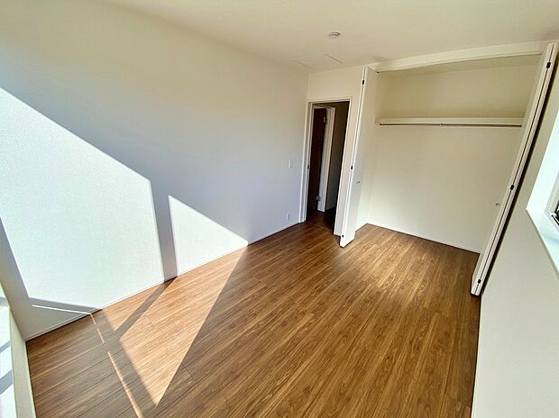 【☆Room☆】☆Room☆
各部屋を最大限に広く使って頂ける様、全居住スペースに収納付。プライベートルームはゆったりと快適に。