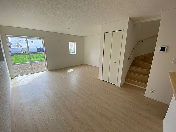 【☆Living　Room☆ 】☆Living　Room☆
思い思いの過ごし方をする。理想のリビングともいえる空間を実現するには、家族が自然に集まる演出や、適度な距離感を保てる空間の広さも必要ですね。