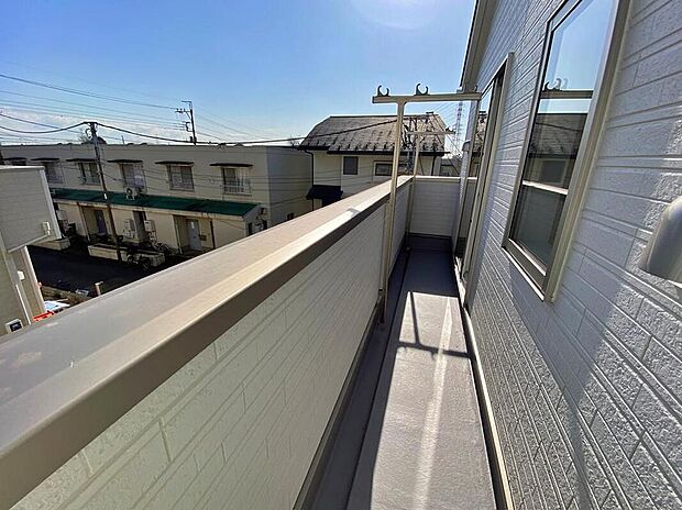 【バルコニー】太陽に愛された邸は、陽当り・通風に優れた魅力的かつ快適さを追求した邸宅でした。ここに住むからこそ意味がある。そんな特別感に浸りながら、毎日をお過ごし頂けるお家がこちらです♪