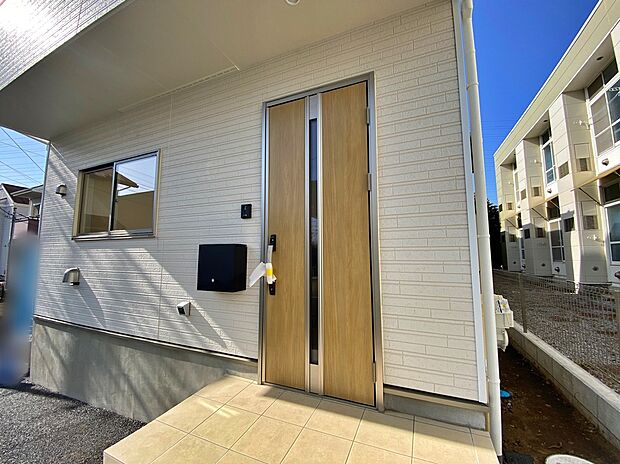 【現地外観写真】☆ひとたび扉を開けばそこに待っているのは上質な空間とマイホームでの新生活をイメージさせる優雅なひととき。「この家なら…」ではなく「ここに住みたい♪」と思う感動をお届けいたします。