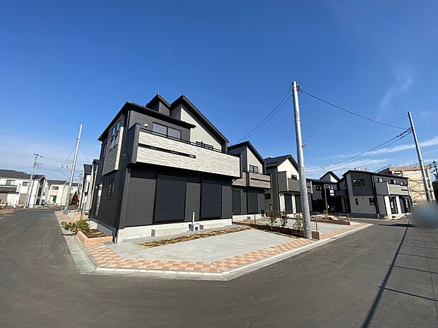 【前面道路含む現地写真】☆住む人を映し出す洗練された佇まいは、いつまでも輝き続けながらいつしか街の風景に溶け込んでいきます。デザイン・目に見える設備面も大切ですが、耐震構造で地震に強い家の為、次代へ繋ぐ強固な住宅です。