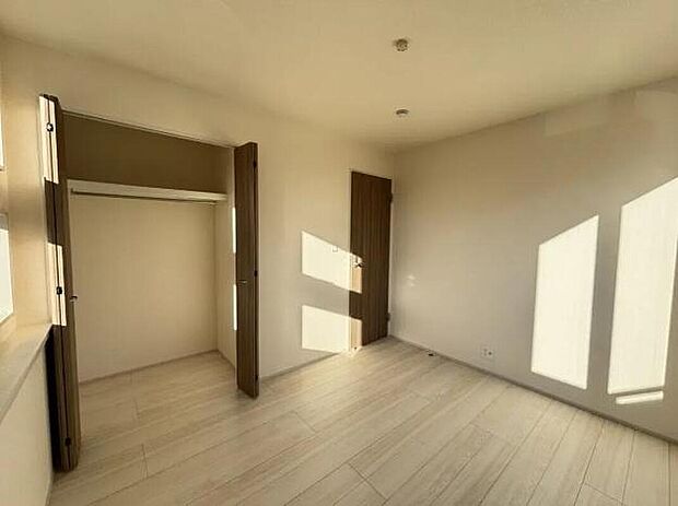 【☆Room☆1号棟】全居室に収納を完備しておりますので、居室の全空間を有効活用出来ます。自分好みのお部屋で、ゆったりお寛ぎ頂けます。