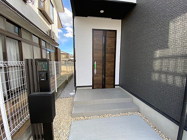 【現地外観写真】☆ひとたび扉を開けばそこに待っているのは上質な空間とマイホームでの新生活をイメージさせる優雅なひととき。「この家なら…」ではなく「ここに住みたい♪」と思う感動をお届けいたします。