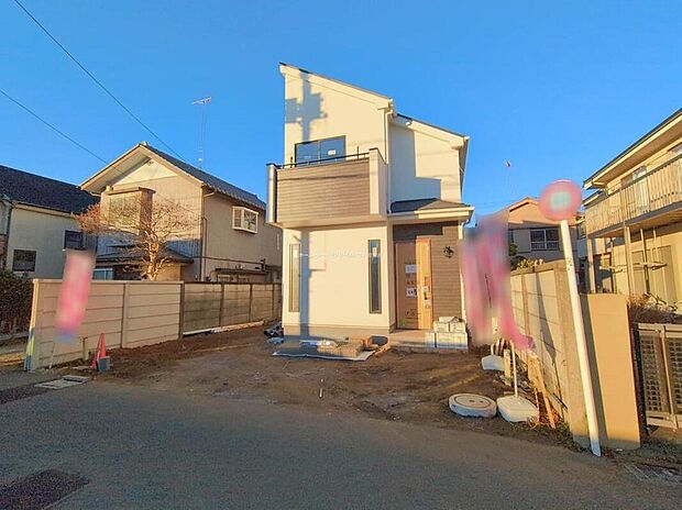 【現地外観写真】☆忙しく過ぎゆく日常を置き去るほど、ゆったりした時間が流れる住環境。『快適』とは「家」と「街」と「環境」が調和した時に訪れるだと改めて感じさせる永住邸がこちらです。