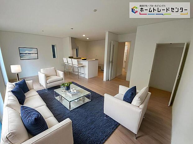 【リビング】お陽さまの光をさわやかな風をたっぷりとりこめます。室内はいつも明るい印象なので気持ちの良い朝を迎えられます。毎日の生活も明るくなりそうですね。（家具はCGです）