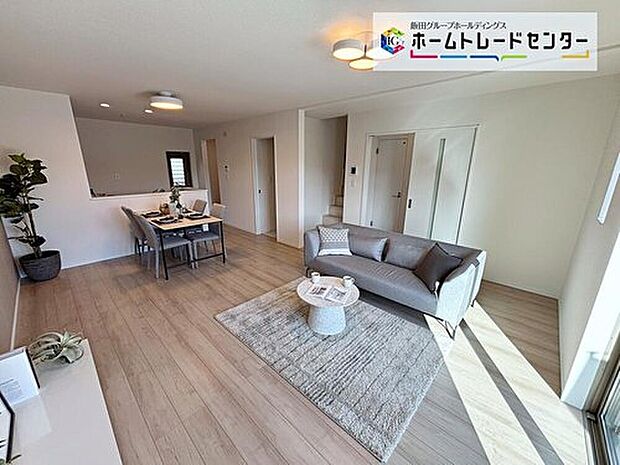 【リビング】ここにはみんなが集い、食事と楽しい会話が始まる。話に夢中になるとついつい時を忘れ夜半過ぎになってしまう。そんな束の間の幸せを感じさせてくれる場所♪（家具はCGです）