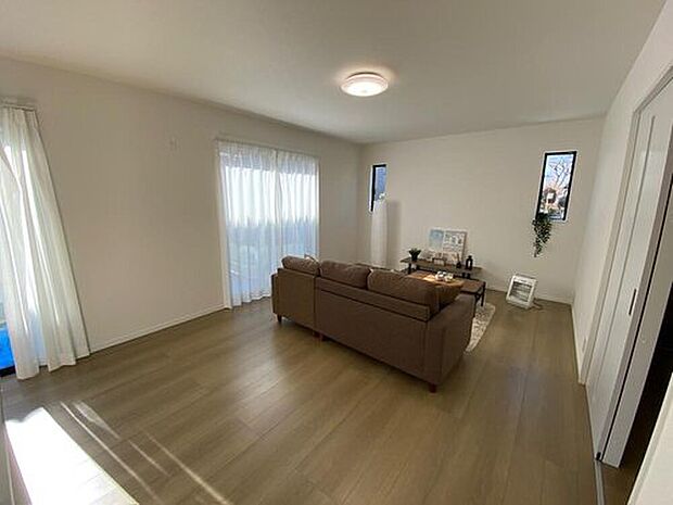 【リビング】リビングが広い家はきっと、家族が集まり団欒が生まれる家となります。家族の笑顔が想像できる家をぜひ一度ご覧下さい。（家具はCGです）