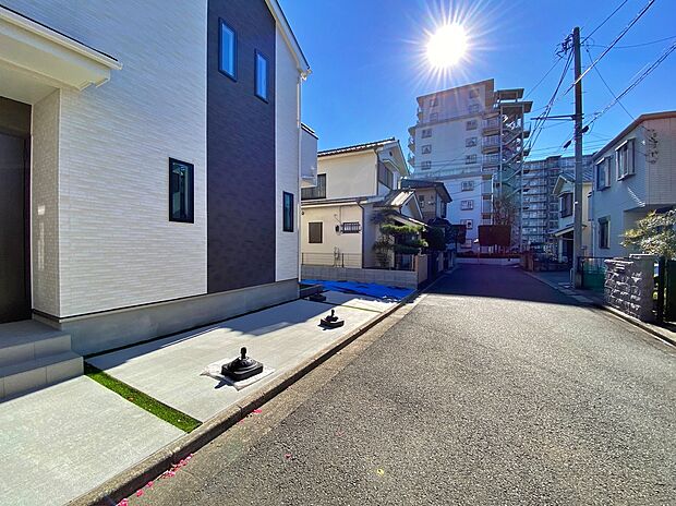 【前面道路含む現地写真】☆物件の陽当りや通風・仕様設備やお部屋の大きさの比較、近隣・周辺環境や街並みなど、資料には掲載していない情報が現地にはたくさんあります。ぜひ、建物だけでなく周辺環境もご確認ください！