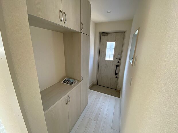 【玄関】☆WICだけでなく、パントリーやホール収納など、共有スペースの収納も充実!また、家事を快適にする広い洗面室や水回集中設計なども魅力の一つ。洗練されたデザインのお洒落なお住まいをご紹介します♪