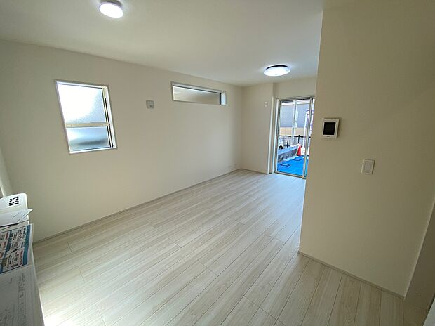 【☆Living Room☆ 】☆Living Room☆
窓から陽光が降り注ぐリビング・ダイニング・キッチン。家族が集うにふさわしい、ゆとりある空間です♪