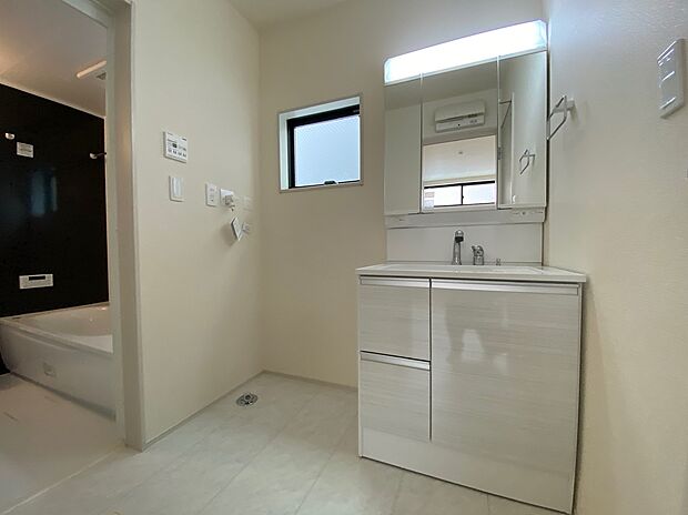 【☆Powder Room☆ 】☆Powder Room☆
収納スペースもバッチリなこちらの洗面化粧台。忙しい朝の時間にお役立ち！化粧品やヘアケア用品など細かな物もしっかり収納しておけるから「あれ？アレどこだっけ？」がなくなること間