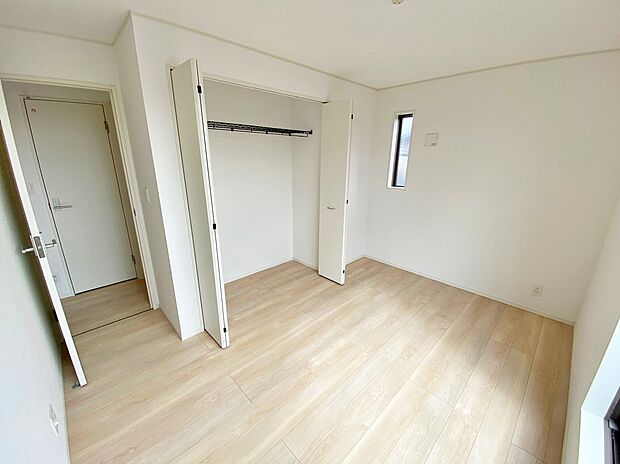 【☆Room☆ 】☆Room☆
収納がとにかく多いこちらの間取り。スーツやコートにジャケット、季節物の家電といった使わないものも全て収納へしまっておけそうですね♪