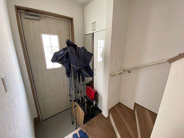 【☆Entrance☆ 】☆Entrance☆
お家に出会う人々を迎える玄関だからこそ、広々清潔感あふれる空間にしたいものです。採光・通風にも配慮された設計で毎日明るい空間をキープします♪