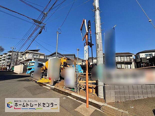 【前面道路含む現地写真】☆日当たり良好なお住まい!
リビングの正面に設置した窓からは充分な陽射しを取り込み、明るい日常をお過ごし出来ます。