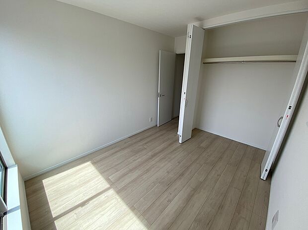 【☆Room☆ 】☆Room☆
居室に完備の収納は、お部屋を広々使うことが出来る優れもの！大切な思い出の品や、「今は使わない」季節ものを大切に保管♪スッキリ綺麗なお部屋で、趣味の時間も更に充実♪