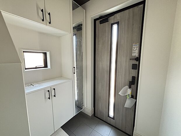 【玄関】☆街に溶け合う美しい景観を生みだせるシンプルシックでおしゃれな外観と住み心地を考え貫いた設計!「ゆとりある落ち着いた暮らし」を叶えます♪