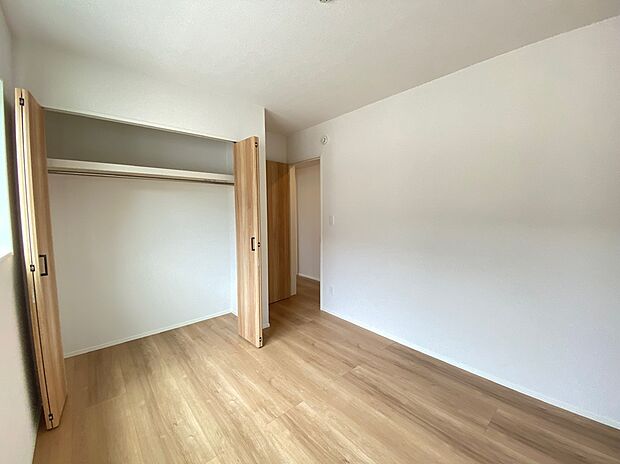 【☆Room☆ 】☆Room☆
ここは風の通り道。舞い込んでくる風が優しく躍り、室内に爽やかな空気を運んでくる。そこに季節の息吹を感じて、いまがどんな季節なのかを実感することができます。