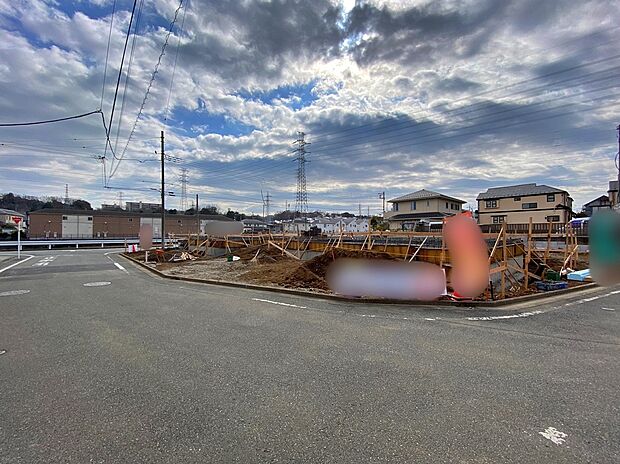 【前面道路含む現地写真】☆八王子市大塚・全4棟のご紹介です♪
広々とした「インナーバルコニー」付きのお住まいです♪
棟により、リビング収納やパントリー、SIC付きの間取りがございます☆生活スタイルに合わせてお選びください！