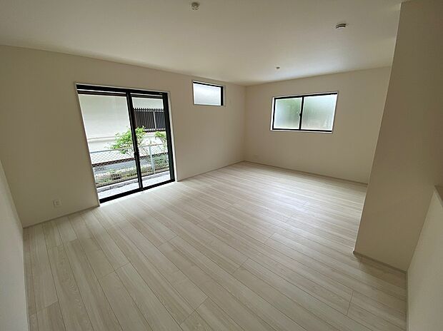 【☆Living　Room☆ 】☆Living　Room☆
思い思いの過ごし方をする。理想のリビングともいえる空間を実現するには、家族が自然に集まる演出や、適度な距離感を保てる空間の広さも必要ですね。