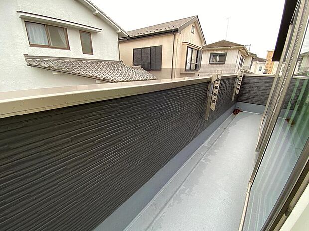 【バルコニー】太陽に愛された邸は、陽当り・通風に優れた魅力的かつ快適さを追求した邸宅でした。ここに住むからこそ意味がある。そんな特別感に浸りながら、毎日をお過ごし頂けるお家がこちらです♪