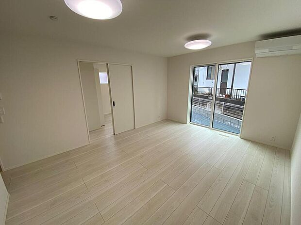 【リビング】窓から陽光が降り注ぐリビング・ダイニング・キッチン。家族が集うにふさわしい、ゆとりある空間です♪