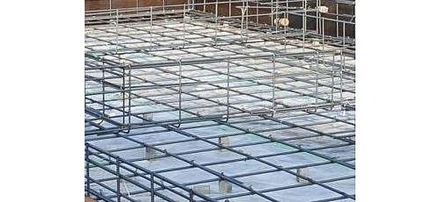 【足元を支えるベタ基礎】立ち上がりと底面全体が一体の鉄筋コンクリート造（仕上がり幅150ｍｍ・底盤厚150ｍｍ）。「不同沈下」や「地面からの湿気」に対する有効な措置と言えます。また、基礎と土台とをつなぐアンカーボルトは、大きな地震などにより建物が基礎から外れたり持ち上げられたりしないための役割があります。