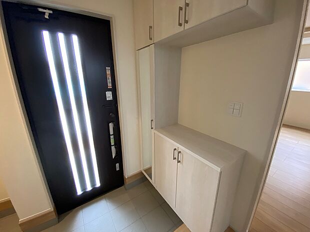 【☆Entrance☆ 】☆Entrance☆
家の第一印象は玄関で決まるくらい重要な場所。玄関は家の顔といわれますが我が家のセンスをさりげなく感じさせる魅力ある玄関造りも楽しみの一つ。