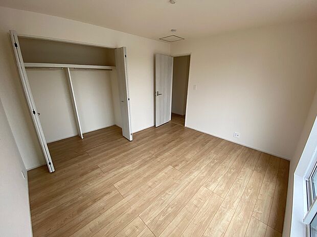 【☆Room☆】☆Room☆
居室にはクローゼットを完備し、自由度の高い家具の配置が叶うシンプルな空間です。お子様の成長と共に必要になる子供部屋にぴったりの間取りですね。