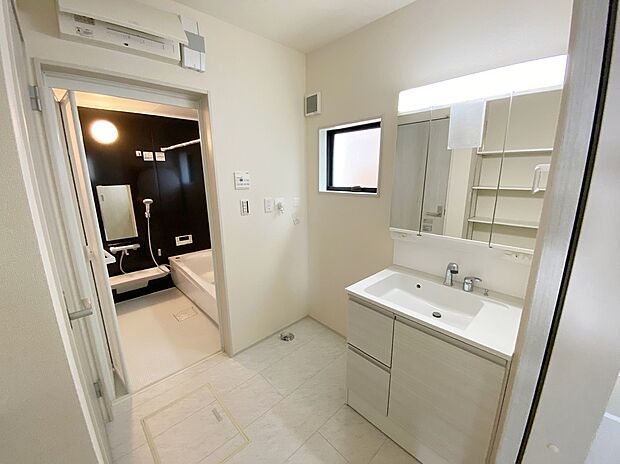 【☆Powder Room☆ 】☆Powder Room☆
収納スペースもバッチリなこちらの洗面化粧台。忙しい朝の時間にお役立ち!化粧品やヘアケア用品など細かな物もしっかり収納しておけるから「あれ?アレどこだっけ?」がなくなること間