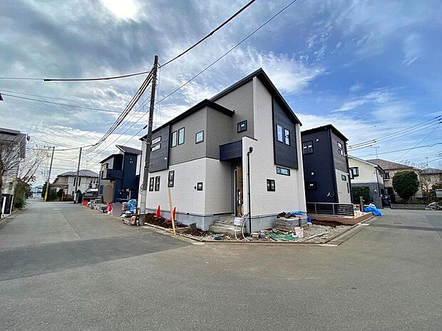 【前面道路含む現地写真】☆街に溶け合う美しい景観を生みだしているにも関わらず、採光や風通しを考えて設計された間取り。近隣との視線を考え、街全体で調整される窓位置。外観だけでなく、そこに住まうご家族の心地よさを最優先しました。