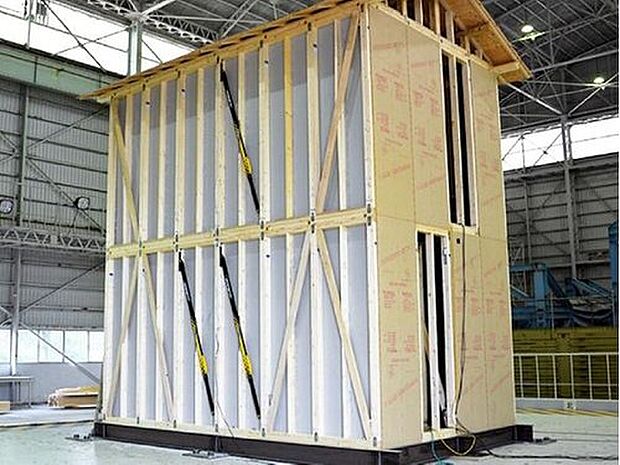 【 木造住宅用制震ダンパーを採用】世界で初めて「金属流動」を利用した制震ダンパーです。温度や速度に影響されないため、季節を問わず常に安定した性能を発揮します。また、実験では震度7の大地震連続48回にも耐え、繰り返しの地震に強いことも証明されました。※現場により仕様が異なります。