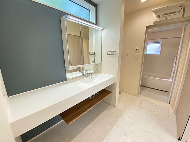 【☆Powder Room☆ 】☆Powder Room☆
三面鏡ならではの収納力、シャンプードレッサーならではの機能性、どちらも採用しております。汚れが落ちやすいすべり台ボウルは手入れもしやすく日々の生活を陰ながら支えてくれる仕様