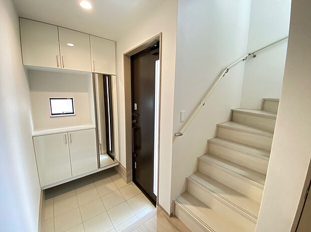 【☆Entrance☆ 】☆Entrance☆
上質感漂う玄関。居住者の帰り、訪れる方を優しく迎える・安らぎに満ちた生活空間を予感させる。健やかな暮らしを楽しめそう。