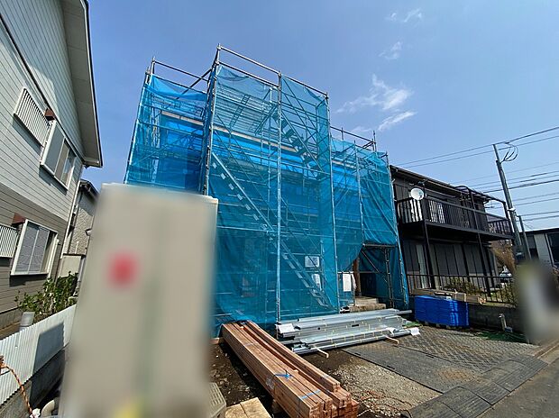 【前面道路含む現地写真】☆街に溶け合う美しい景観を生みだしているにも関わらず、採光や風通しを考えて設計された間取り。近隣との視線を考え、街全体で調整される窓位置。外観だけでなく、そこに住まうご家族の心地よさを最優先しました。