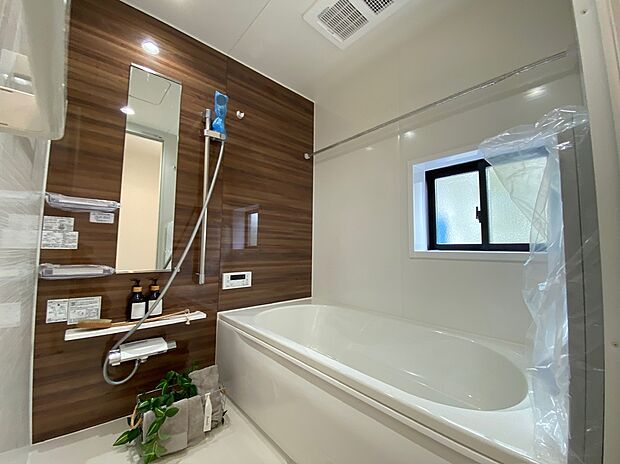 【☆System　Bath☆ 】☆System　Bath☆
『一日の疲れを落としてくれる場所は、一番落ち着く場所でなければならない』高級感溢れるカラーと大きさ・柔らかな曲線で構成された半身浴も楽しめるバスタブの心地よさを是非！！
